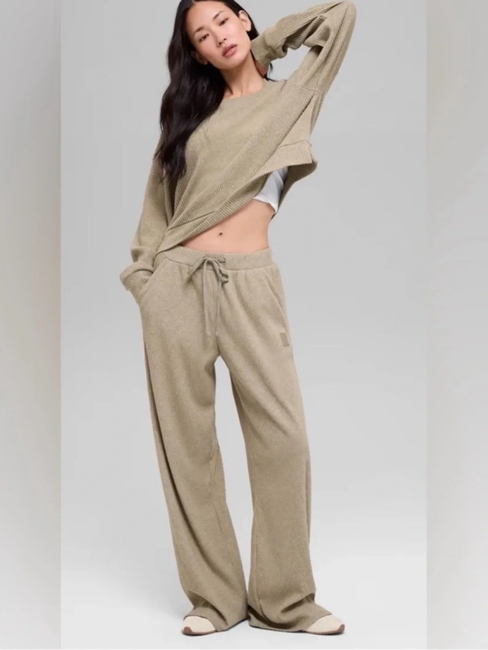 ALO Yoga Women's Wide-Leg Drawstring Lounge Pants in Gravel